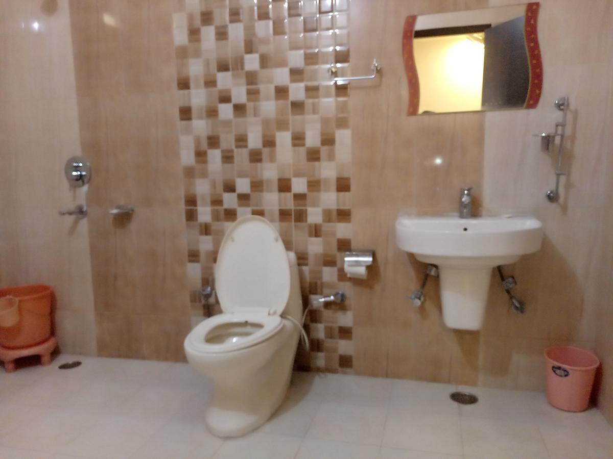 Hotel Wildrose Далхаузи Екстериор снимка
